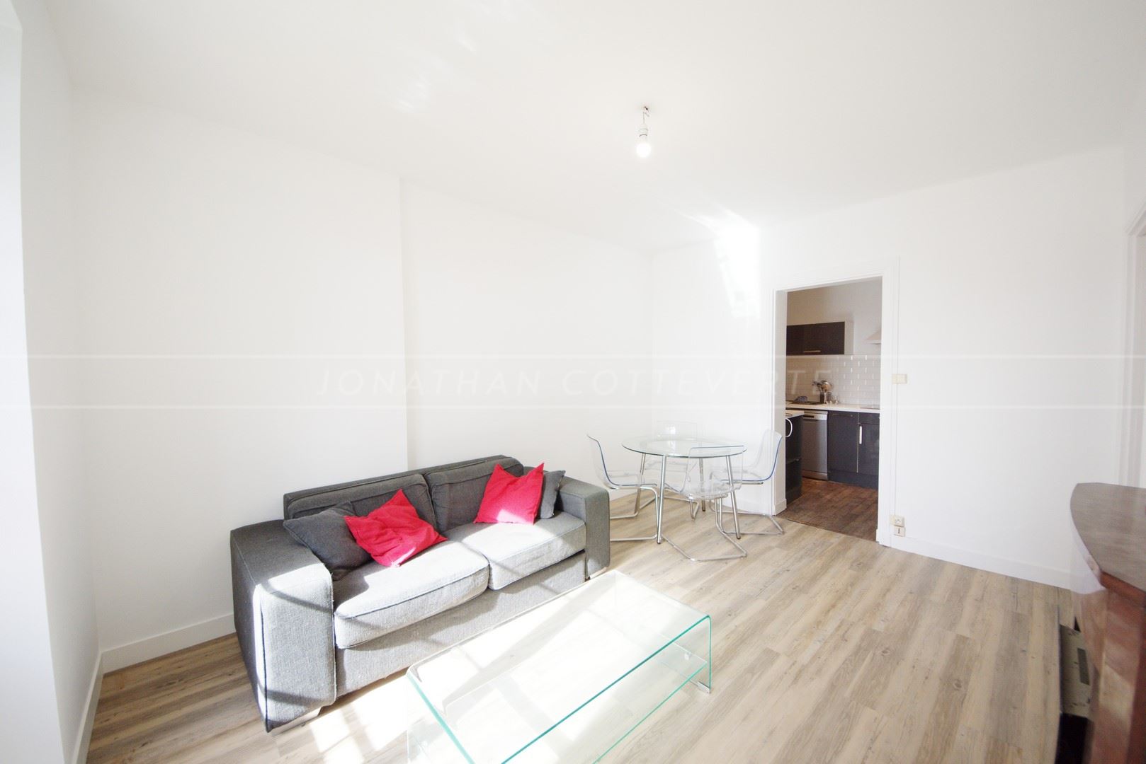 APPARTEMENT - T2 - 1 CHAMBRE - DALLE BETON - IDEALEMENT SITUE - BONNE EXPOSITION - PLACE DE PARKING